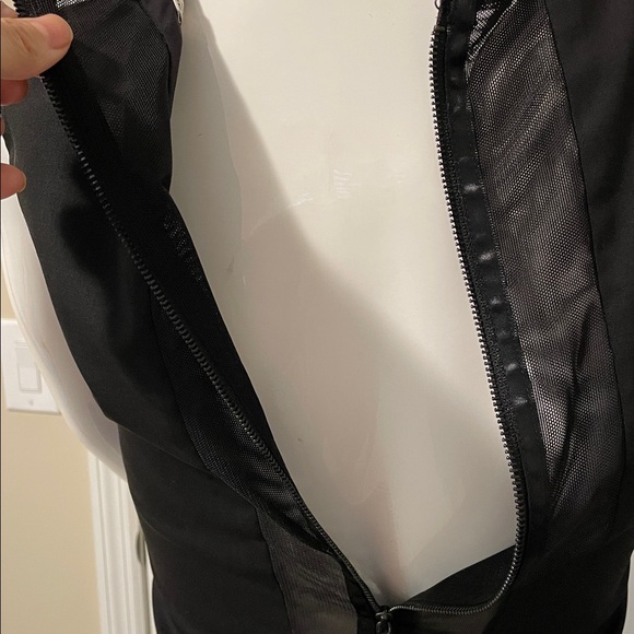 Alice + Olivia Lightweight Wool Deep V-Neck Zip Up Back Crop Top size 6 EC - Picture 9 of 11